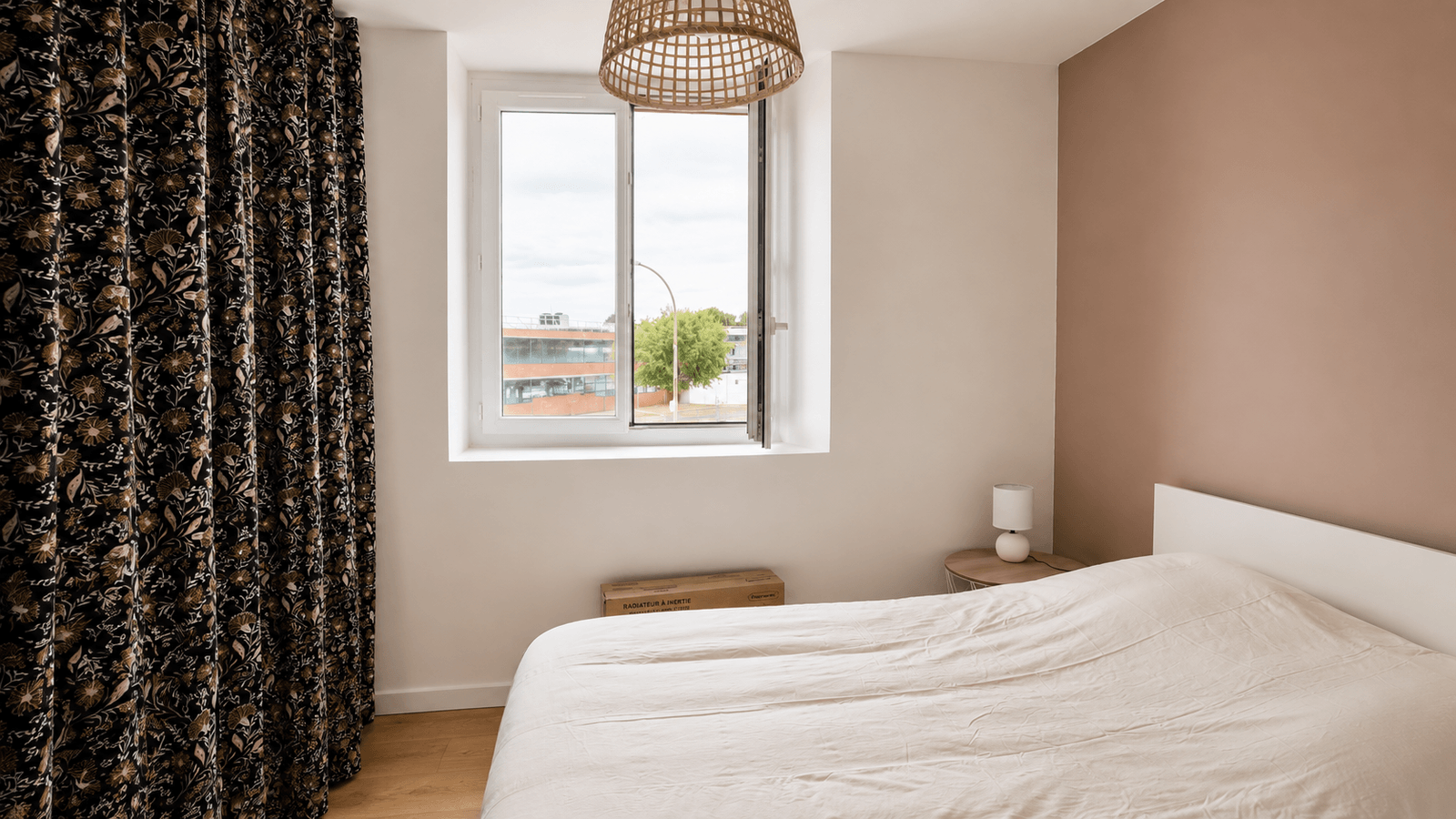 Chambre meublée et rénovée dans une colocation à Dax, avec lit double, décoration chaleureuse et fenêtre apportant de la lumière naturelle – De Rent Company Dax.