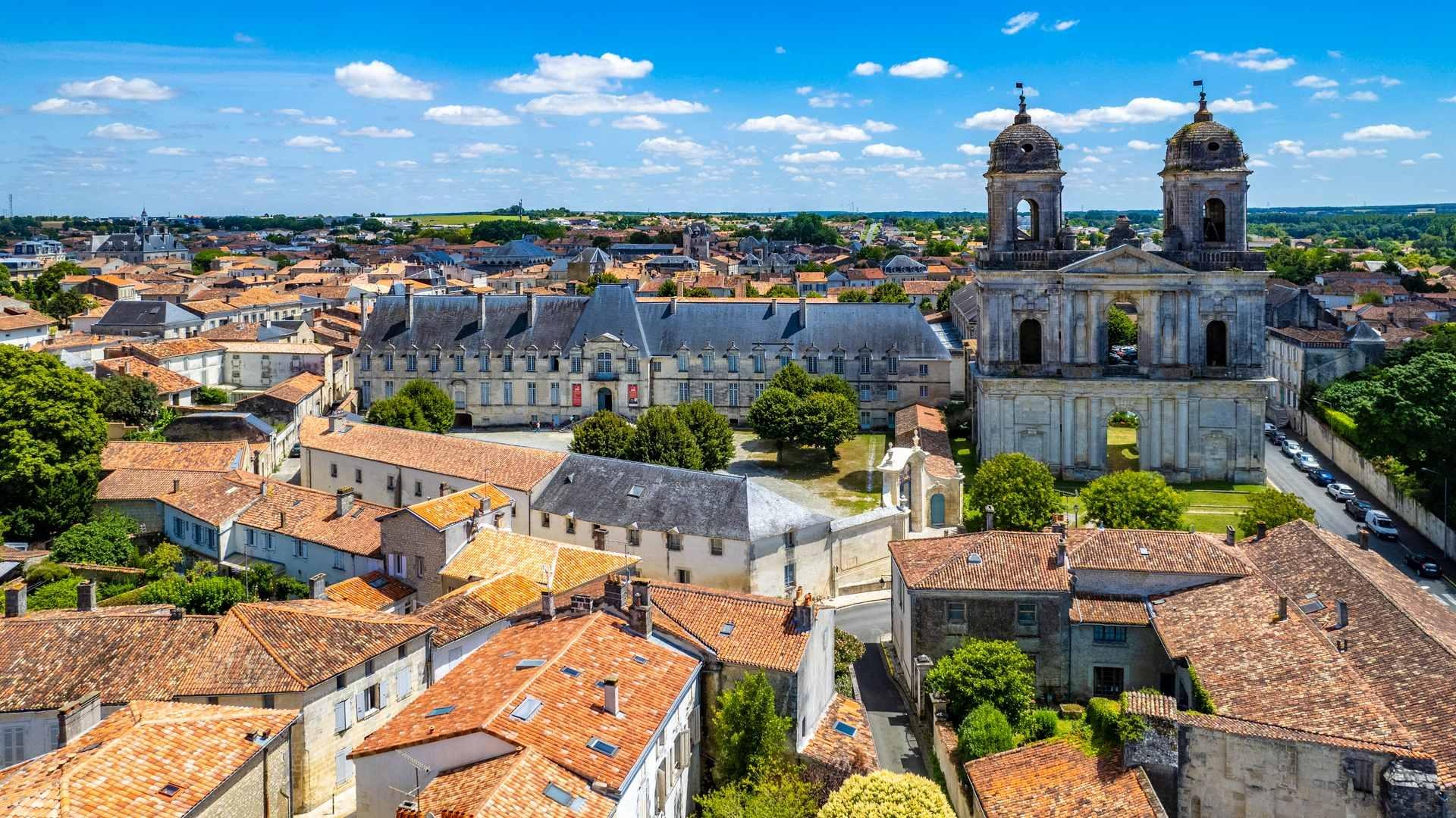 Investir à Saint-Jean-d’Angély en 2026 : thermalisme, loyers et stratégies locatives