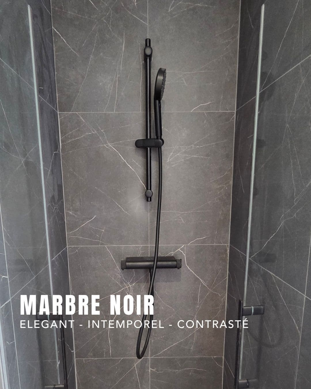 Douche avec carrelage en grès cérame rectifié effet marbre noir et robinetterie noire