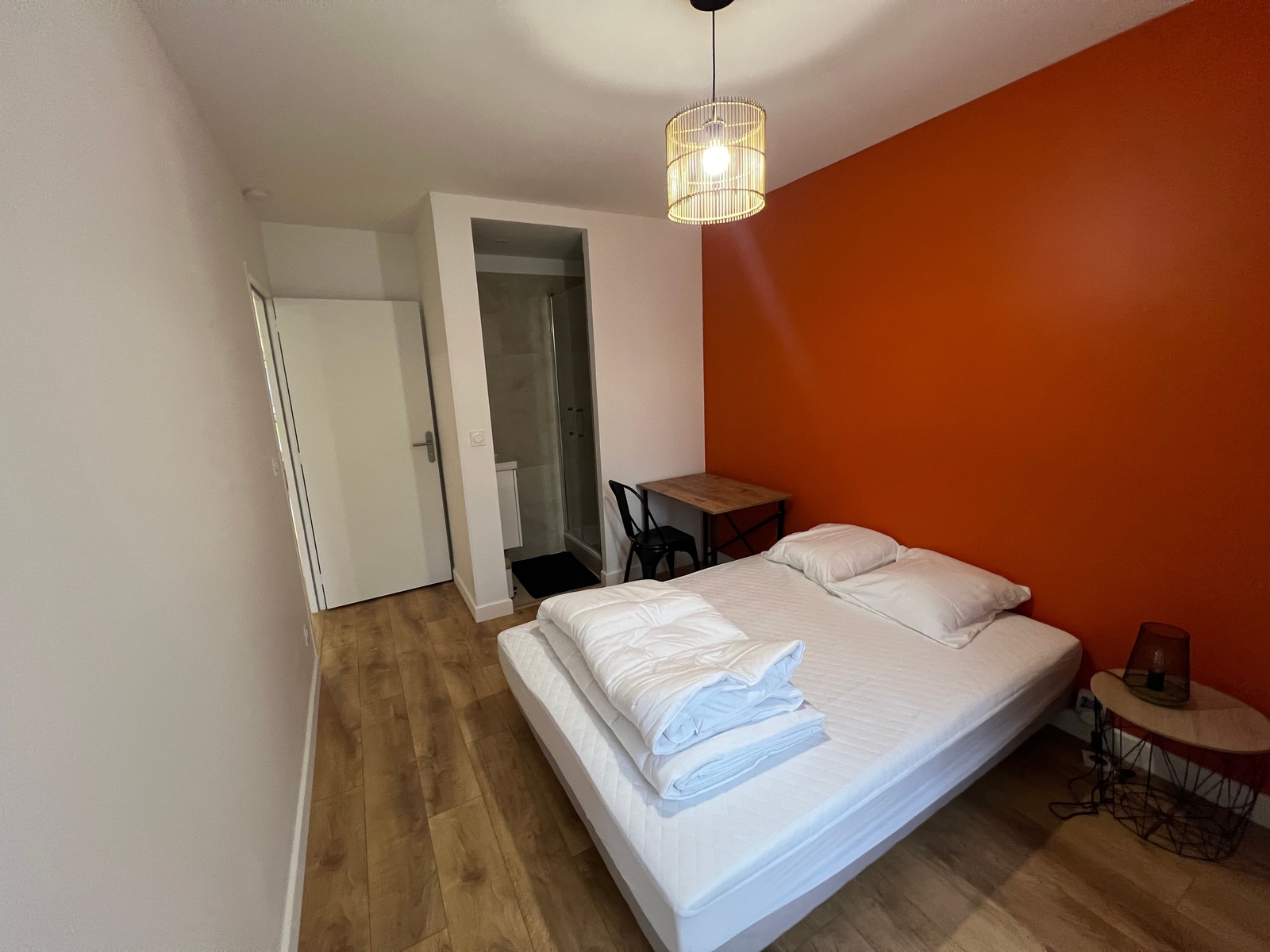Chambre avec salle de bain privative
