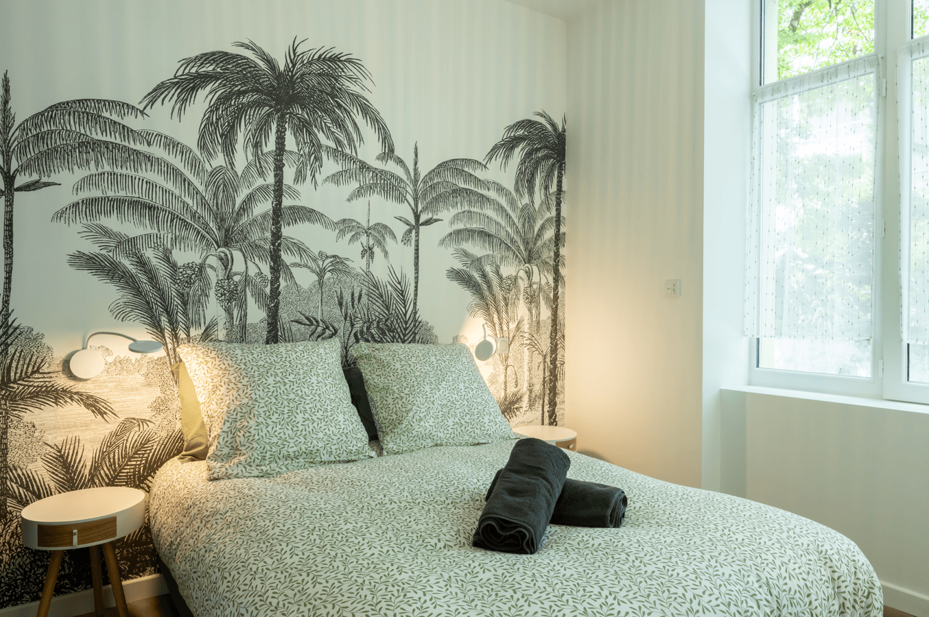 Literie de qualité hotel avec une jolie tapisserie design pour projet clé en main De Rent Company Dax et Mont-de-Marsan