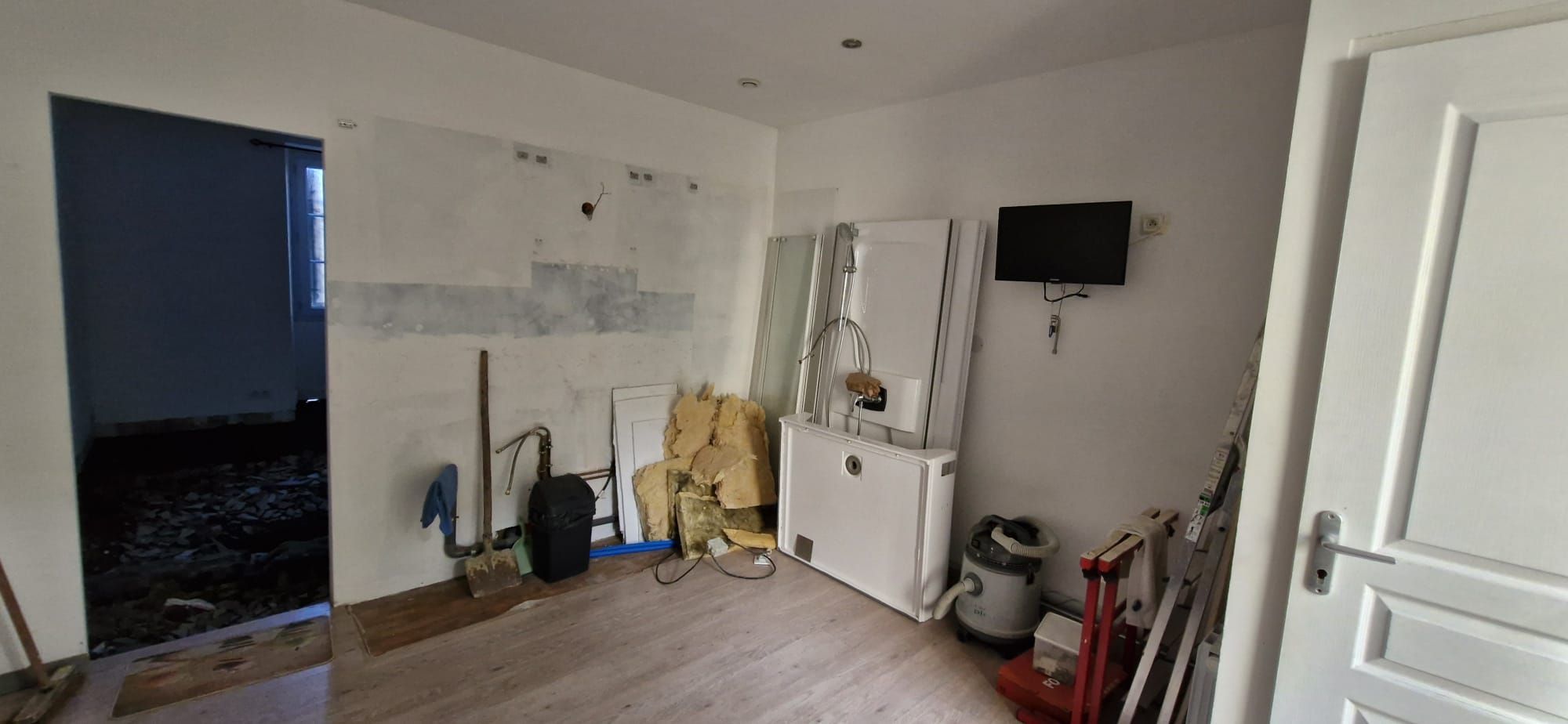 Dépose de cuisine et préparation des travaux – Rénovation locative d’un appartement à Pau par De Rent Company