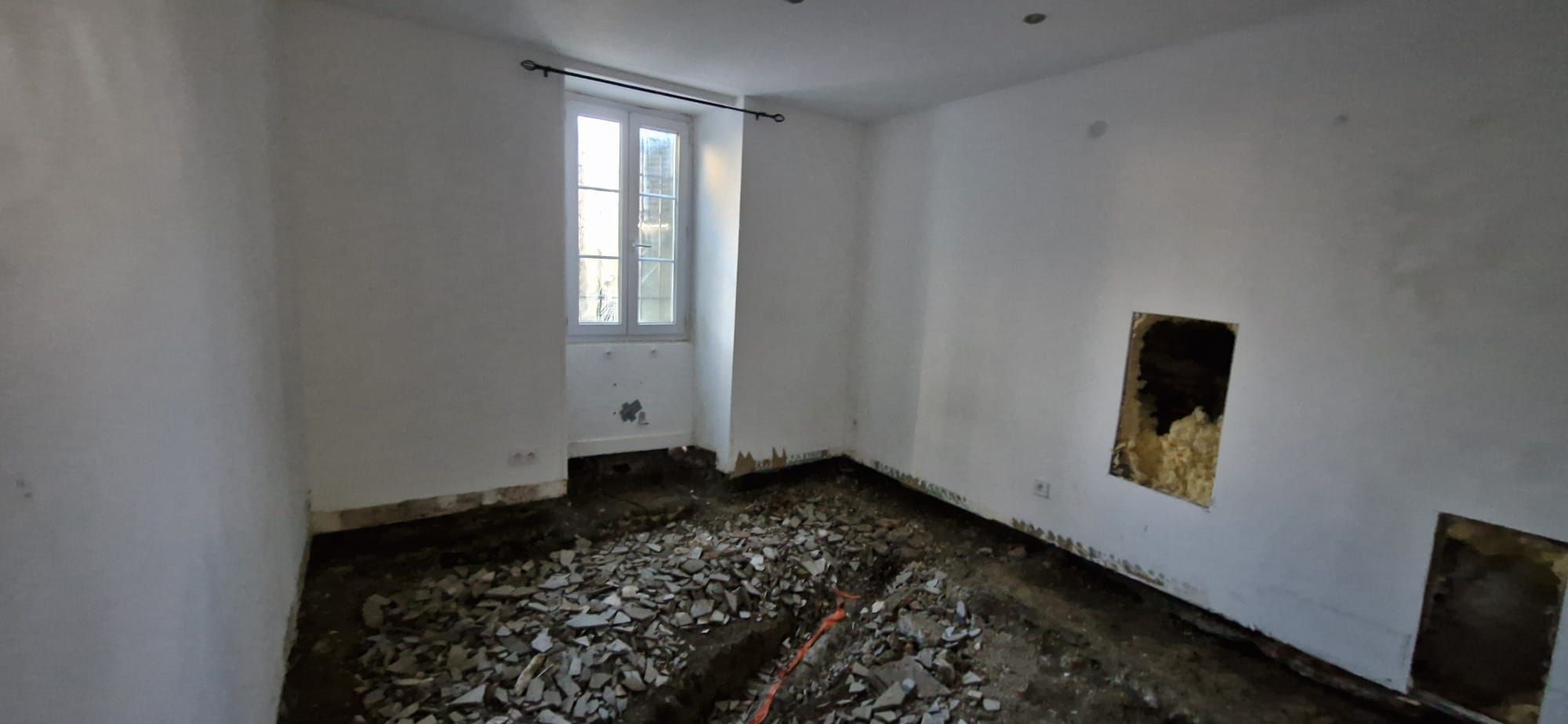 Dépose et démolition dans un appartement à Pau – Travaux de rénovation locative clé en main par De Rent Company