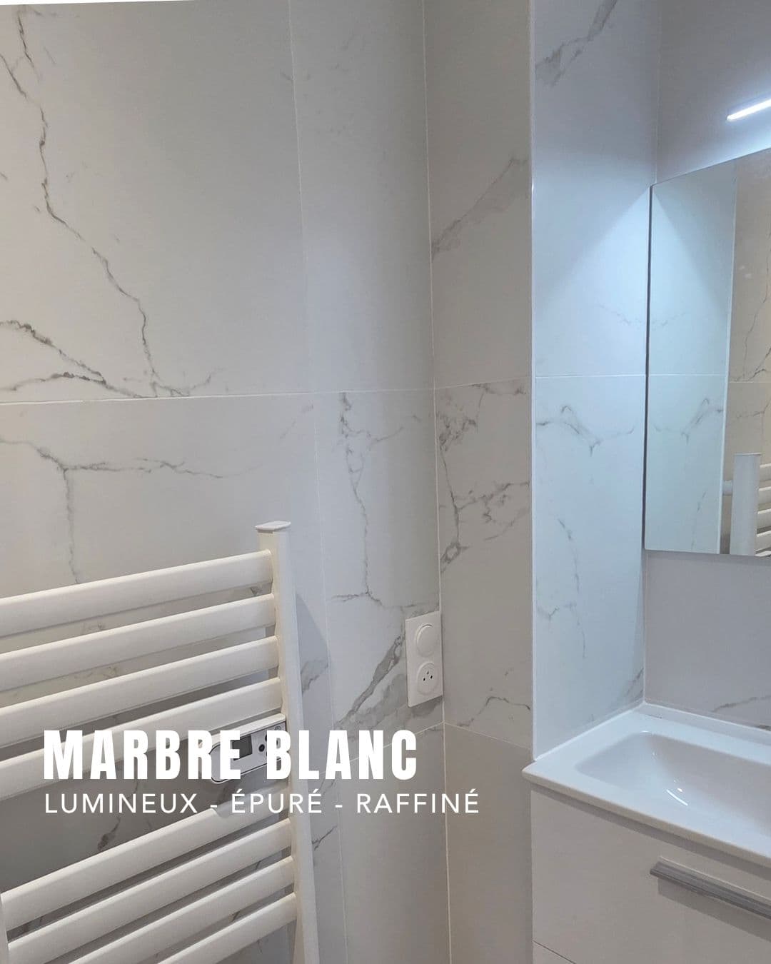 Salle d’eau avec carrelage en grès cérame rectifié effet marbre blanc