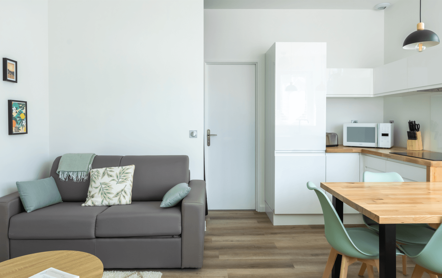 Joli salon avec canapé convertible 2 personnes