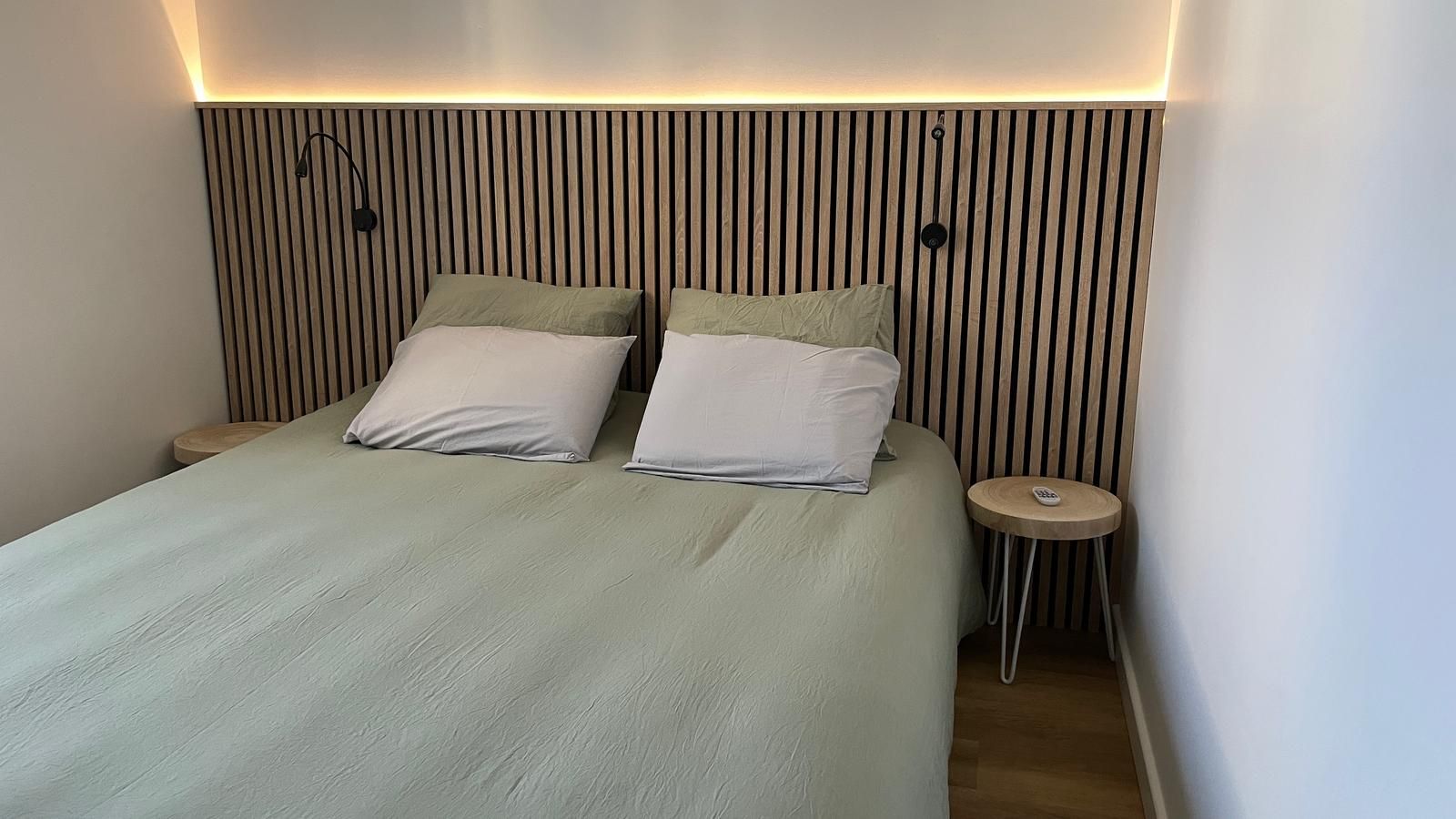 Chambre rénovée et meublée à Pau – Tête de lit en bois, éclairage indirect et mobilier sur mesure – Projet locatif clé en main De Rent Company