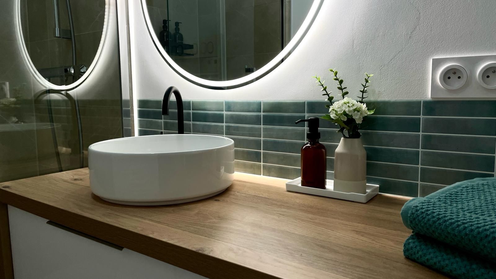 Détail salle de bain rénovée à Pau – Vasque design, robinet noir, carrelage vert, mobilier sur mesure – Projet locatif clé en main
