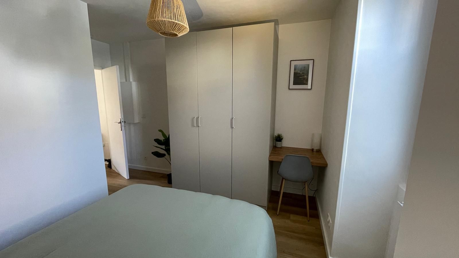 Chambre meublée avec rangements et coin bureau – Appartement rénové à Pau pour location meublée clé en main