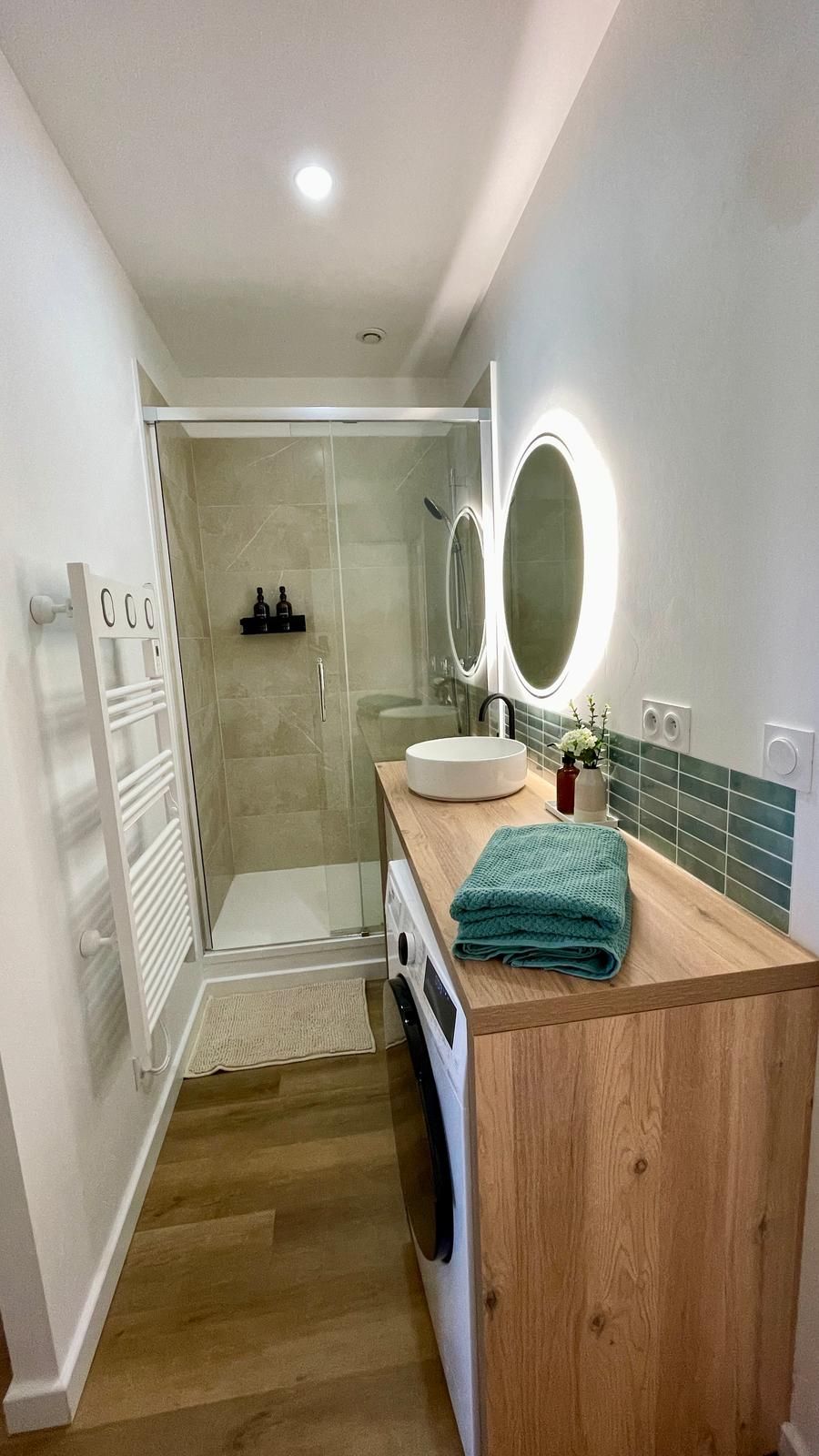 Salle de bain rénovée dans un appartement à Pau – Projet locatif clé en main avec douche, vasque, lave-linge et rangements sur mesure