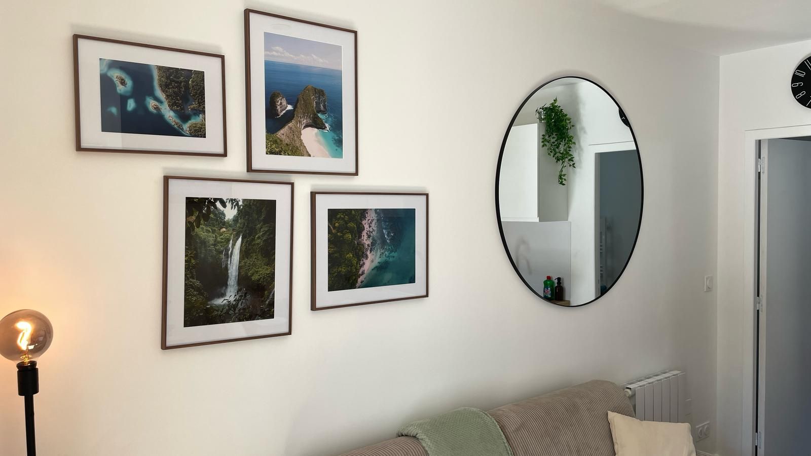 Coin salon décoré dans un appartement rénové à Pau – Miroir mural, cadres, ambiance chaleureuse – Projet locatif meublé clé en main