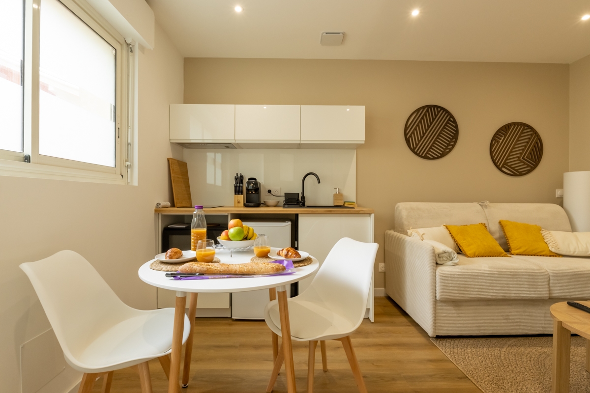 Cuisine équipée installée dans un appartement locatif rénové à Dax