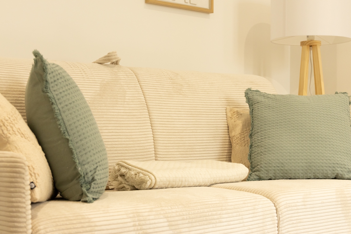 Détail du canapé et de la décoration intérieure dans un appartement rénové à Dax