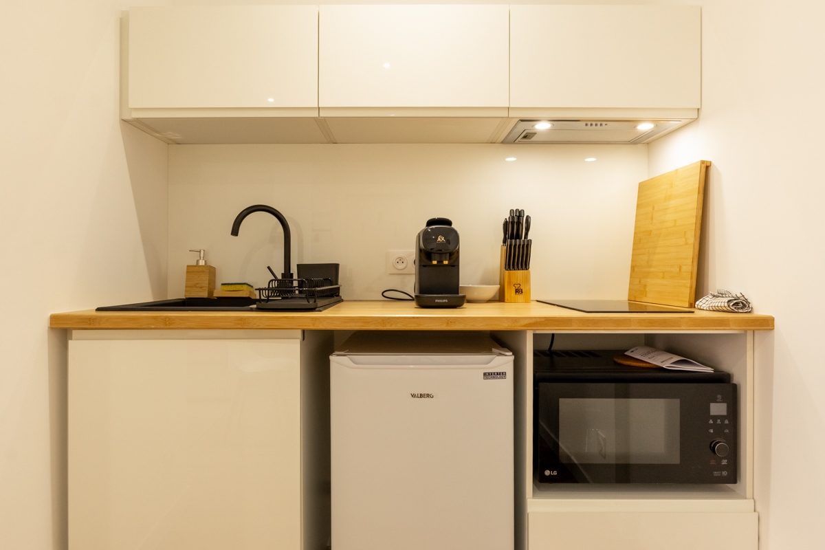 Détail de décoration et cuisine équipée dans un appartement rénové