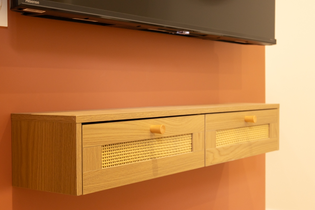 Détail du meuble TV suspendu et de la décoration intérieure de l'appartement