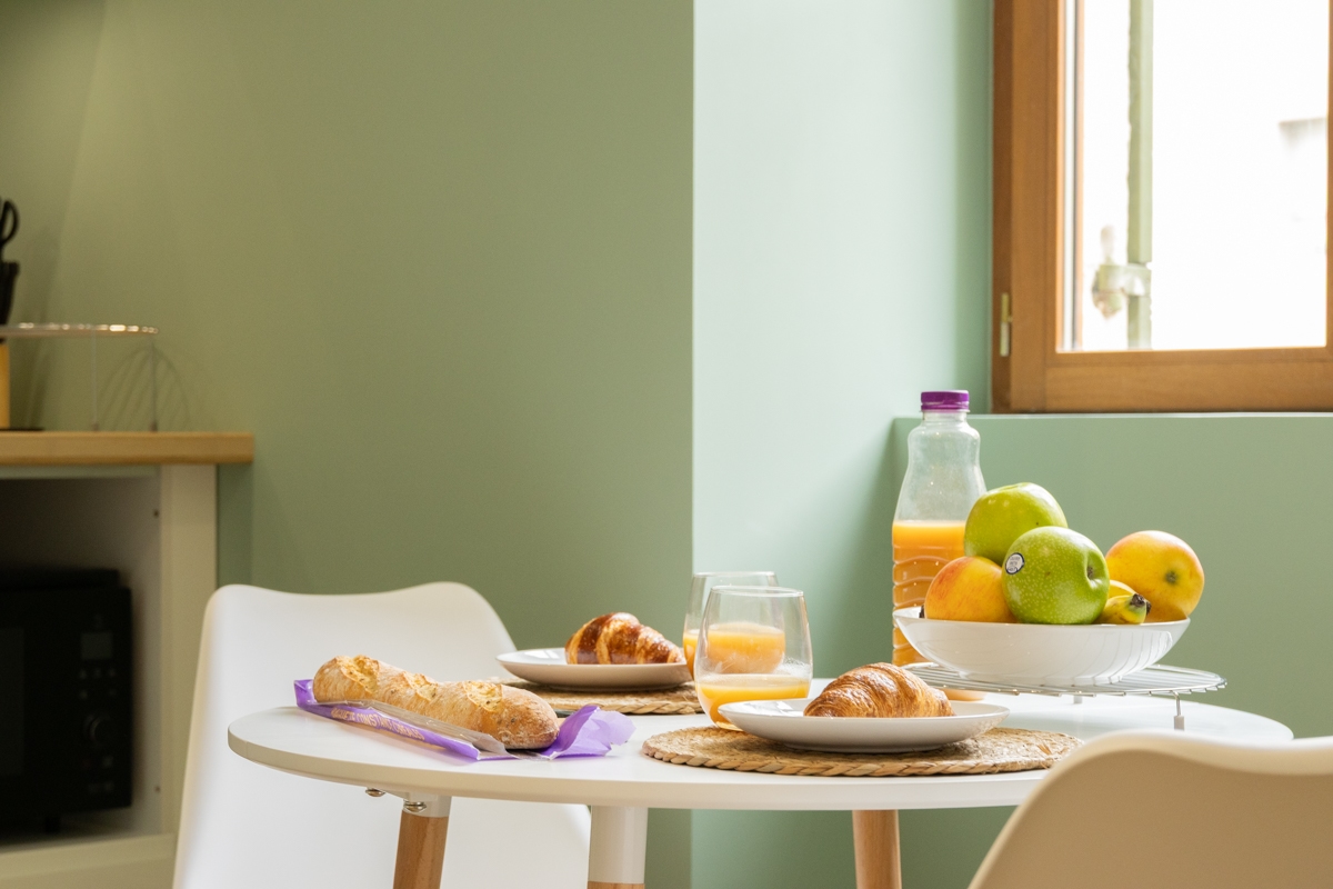 Espace repas aménagé dans la pièce de vie d'un appartement locatif rénové à Dax