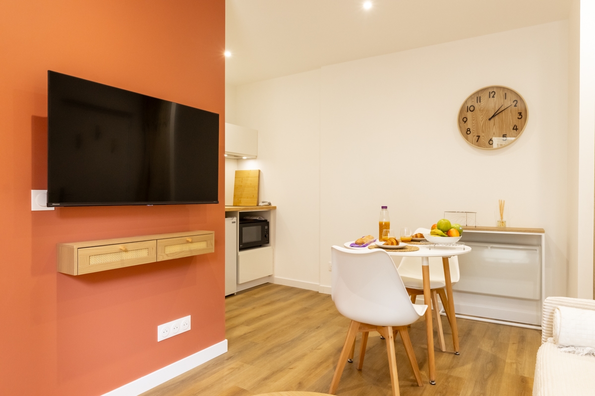 Pièce de vie rénovée avec salon et cuisine dans un appartement locatif à Dax