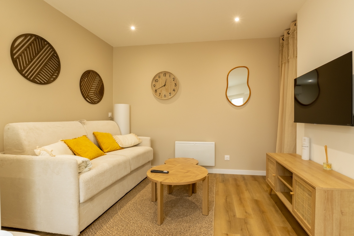Séjour rénové d'un appartement locatif créé dans le cadre de la division d'un immeuble à Dax