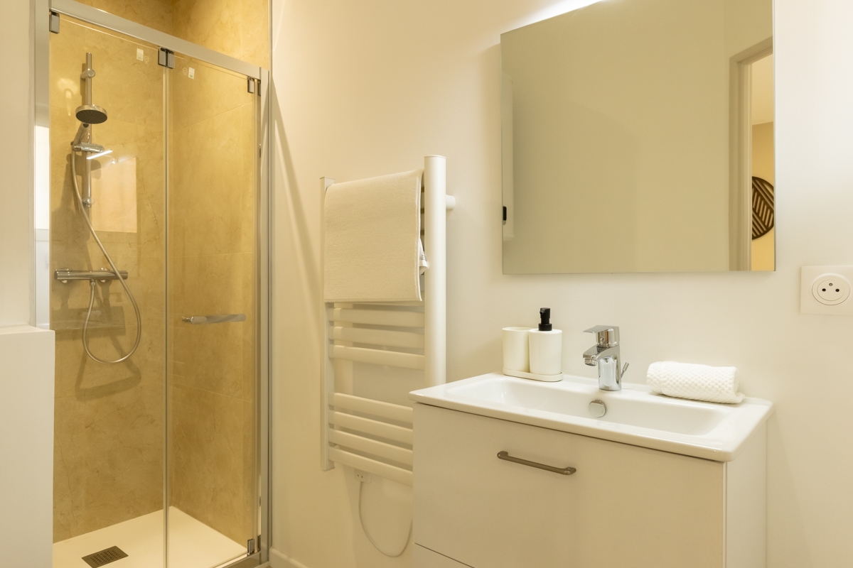 Salle d'eau moderne réalisée lors de la transformation d'un immeuble en 3 appartements