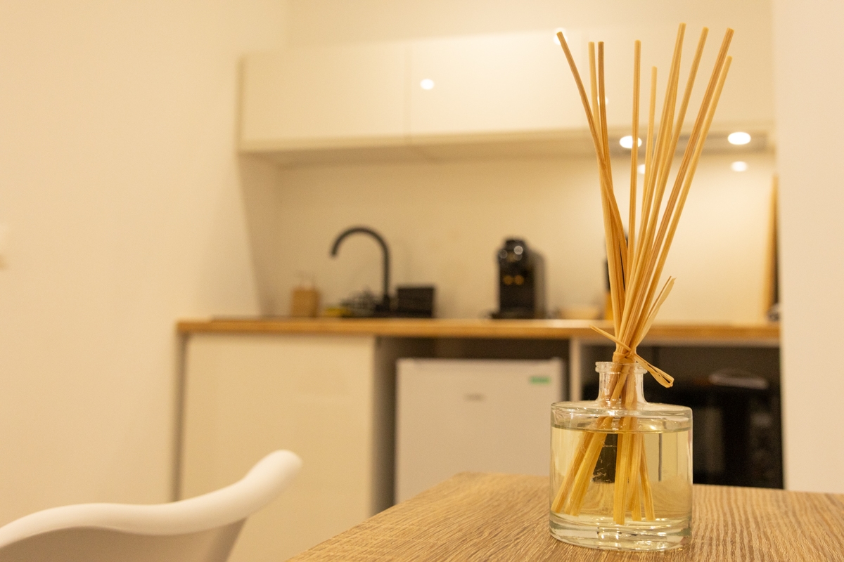 Séjour avec cuisine ouverte après rénovation complète d'un appartement locatif à Dax